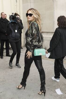 Rita Ora CELEBRITIES : Ankunft zur Chanel Modenschau - Pret a Porter Automne Hiver - 07 03 2017 GwendolineLeGoff Panoramic 