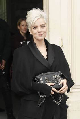 Lily Allen CELEBRITIES : Ankunft zur Chanel Modenschau - Pret a Porter Automne Hiver - 07 03 2017 GwendolineLeGoff Panoramic 