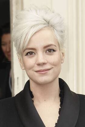 Lily Allen CELEBRITIES : Ankunft zur Chanel Modenschau - Pret a Porter Automne Hiver - 07 03 2017 GwendolineLeGoff Panoramic 