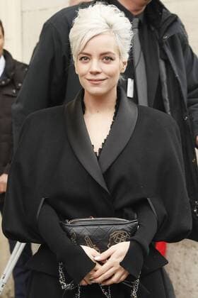 Lily Allen CELEBRITIES : Ankunft zur Chanel Modenschau - Pret a Porter Automne Hiver - 07 03 2017 GwendolineLeGoff Panoramic 