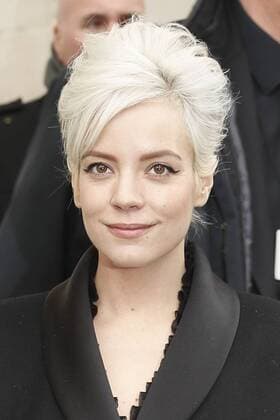 Lily Allen CELEBRITIES : Ankunft zur Chanel Modenschau - Pret a Porter Automne Hiver - 07 03 2017 GwendolineLeGoff Panoramic 