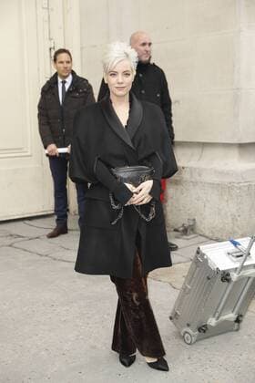 Lily Allen CELEBRITIES : Ankunft zur Chanel Modenschau - Pret a Porter Automne Hiver - 07 03 2017 GwendolineLeGoff Panoramic 