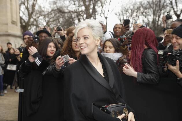 Lily Allen CELEBRITIES : Ankunft zur Chanel Modenschau - Pret a Porter Automne Hiver - 07 03 2017 GwendolineLeGoff Panoramic 