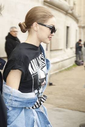 Gigi Hadid CELEBRITIES : Ankunft zur Chanel Modenschau - Pret a Porter Automne Hiver - 07 03 2017 GwendolineLeGoff Panoramic 