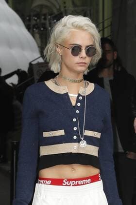 Cara Delevingne CELEBRITIES : Ankunft zur Chanel Modenschau - Pret a Porter Automne Hiver - 07 03 2017 GwendolineLeGoff Panoramic 