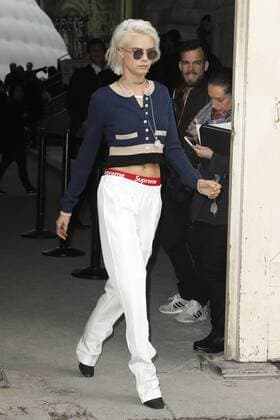 Cara Delevingne CELEBRITIES : Ankunft zur Chanel Modenschau - Pret a Porter Automne Hiver - 07 03 2017 GwendolineLeGoff Panoramic 
