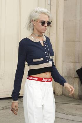 Cara Delevingne CELEBRITIES : Ankunft zur Chanel Modenschau - Pret a Porter Automne Hiver - 07 03 2017 GwendolineLeGoff Panoramic 