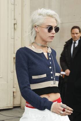 Cara Delevingne CELEBRITIES : Ankunft zur Chanel Modenschau - Pret a Porter Automne Hiver - 07 03 2017 GwendolineLeGoff Panoramic 