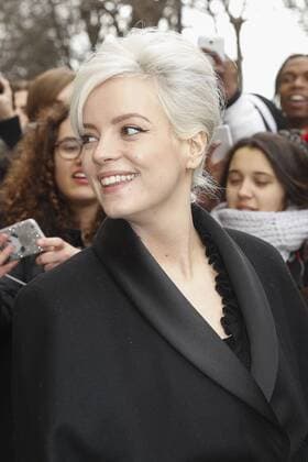 Lily Allen CELEBRITIES : Ankunft zur Chanel Modenschau - Pret a Porter Automne Hiver - 07 03 2017 GwendolineLeGoff Panoramic 