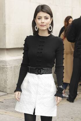 Alessandra Mastronardi CELEBRITIES : Ankunft zur Chanel Modenschau - Pret a Porter Automne Hiver - 07 03 2017 GwendolineLeGoff Panoramic 