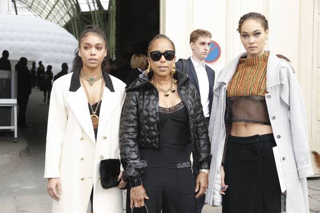 Marjory Woods Harvey mit Lori Harvey CELEBRITIES : Ankunft zur Chanel Modenschau - Pret a Porter Automne Hiver - 07 03 2017 GwendolineLeGoff Panoramic 