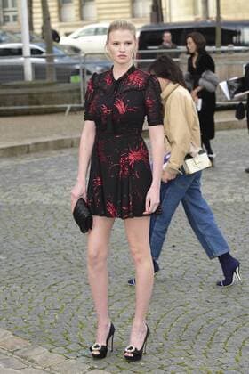 Paris Fashion Week - Gäste der Miu Miu Show Lara Stone CELEBRITIES : Ankunft zur Modenschau von Miu Miu - Paris - 07 03 2017 JBAutissier Panoramic 