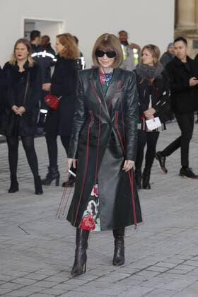 Paris Fashion Week - Gäste der Louis Vuitton Show Anna Wintour CELEBRITIES : Ankunft zur Louis Vuitton Modenschau - Pret a Porter Automne Hiver - 07 03 2017 GwendolineLeGoff Panoramic 