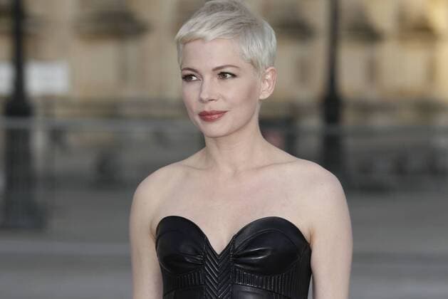 Paris Fashion Week - Gäste der Louis Vuitton Show Michelle Williams CELEBRITIES : Ankunft zur Louis Vuitton Modenschau - Pret a Porter Automne Hiver - 07 03 2017 GwendolineLeGoff Panoramic 