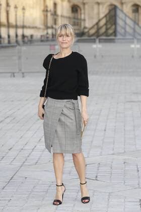 Paris Fashion Week - Gäste der Louis Vuitton Show Marina Fois CELEBRITIES : Ankunft zur Louis Vuitton Modenschau - Pret a Porter Automne Hiver - 07 03 2017 GwendolineLeGoff Panoramic 