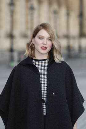 Paris Fashion Week - Gäste der Louis Vuitton Show Lea Seydoux CELEBRITIES : Ankunft zur Louis Vuitton Modenschau - Pret a Porter Automne Hiver - 07 03 2017 GwendolineLeGoff Panoramic 