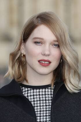 Paris Fashion Week - Gäste der Louis Vuitton Show Lea Seydoux CELEBRITIES : Ankunft zur Louis Vuitton Modenschau - Pret a Porter Automne Hiver - 07 03 2017 GwendolineLeGoff Panoramic 