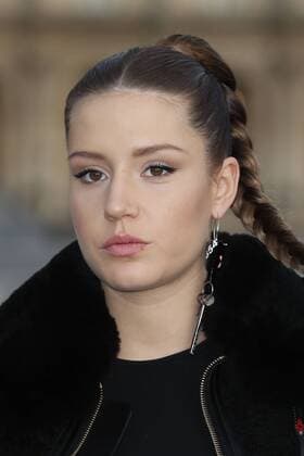 Paris Fashion Week - Gäste der Louis Vuitton Show Adele Exarchopoulos CELEBRITIES : Ankunft zur Louis Vuitton Modenschau - Pret a Porter Automne Hiver - 07 03 2017 GwendolineLeGoff Panoramic 