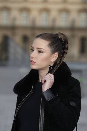 Paris Fashion Week - Gäste der Louis Vuitton Show Adele Exarchopoulos CELEBRITIES : Ankunft zur Louis Vuitton Modenschau - Pret a Porter Automne Hiver - 07 03 2017 GwendolineLeGoff Panoramic 