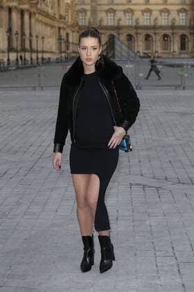 Paris Fashion Week - Gäste der Louis Vuitton Show Adele Exarchopoulos CELEBRITIES : Ankunft zur Louis Vuitton Modenschau - Pret a Porter Automne Hiver - 07 03 2017 GwendolineLeGoff Panoramic 