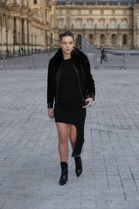 Paris Fashion Week - Gäste der Louis Vuitton Show Adele Exarchopoulos CELEBRITIES : Ankunft zur Louis Vuitton Modenschau - Pret a Porter Automne Hiver - 07 03 2017 GwendolineLeGoff Panoramic 
