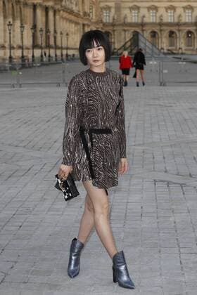 Paris Fashion Week - Gäste der Louis Vuitton Show Bae Doona CELEBRITIES : Ankunft zur Louis Vuitton Modenschau - Pret a Porter Automne Hiver - 07 03 2017 GwendolineLeGoff Panoramic 