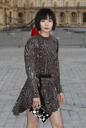 Paris Fashion Week - Gäste der Louis Vuitton Show Bae Doona CELEBRITIES : Ankunft zur Louis Vuitton Modenschau - Pret a Porter Automne Hiver - 07 03 2017 GwendolineLeGoff Panoramic 