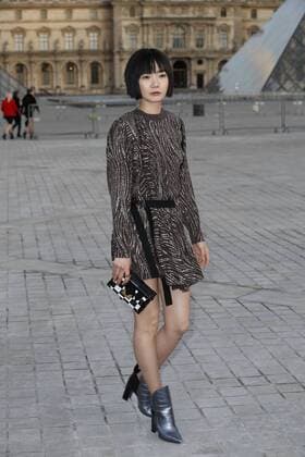 Paris Fashion Week - Gäste der Louis Vuitton Show Bae Doona CELEBRITIES : Ankunft zur Louis Vuitton Modenschau - Pret a Porter Automne Hiver - 07 03 2017 GwendolineLeGoff Panoramic 