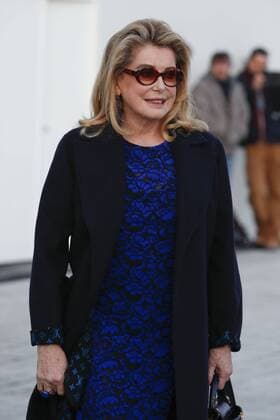Paris Fashion Week - Gäste der Louis Vuitton Show Catherine Deneuve CELEBRITIES : Ankunft zur Louis Vuitton Modenschau - Pret a Porter Automne Hiver - 07 03 2017 GwendolineLeGoff Panoramic 