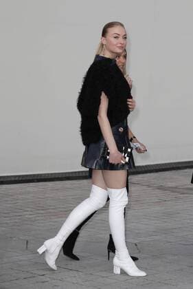 Paris Fashion Week - Gäste der Louis Vuitton Show Sophie Turner CELEBRITIES : Ankunft zur Louis Vuitton Modenschau - Pret a Porter Automne Hiver - 07 03 2017 GwendolineLeGoff Panoramic 