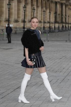 Paris Fashion Week - Gäste der Louis Vuitton Show Sophie Turner CELEBRITIES : Ankunft zur Louis Vuitton Modenschau - Pret a Porter Automne Hiver - 07 03 2017 GwendolineLeGoff Panoramic 
