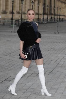 Paris Fashion Week - Gäste der Louis Vuitton Show Sophie Turner CELEBRITIES : Ankunft zur Louis Vuitton Modenschau - Pret a Porter Automne Hiver - 07 03 2017 GwendolineLeGoff Panoramic 