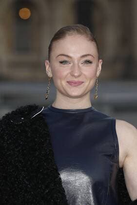 Paris Fashion Week - Gäste der Louis Vuitton Show Sophie Turner CELEBRITIES : Ankunft zur Louis Vuitton Modenschau - Pret a Porter Automne Hiver - 07 03 2017 GwendolineLeGoff Panoramic 
