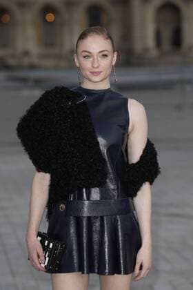 Paris Fashion Week - Gäste der Louis Vuitton Show Sophie Turner CELEBRITIES : Ankunft zur Louis Vuitton Modenschau - Pret a Porter Automne Hiver - 07 03 2017 GwendolineLeGoff Panoramic 