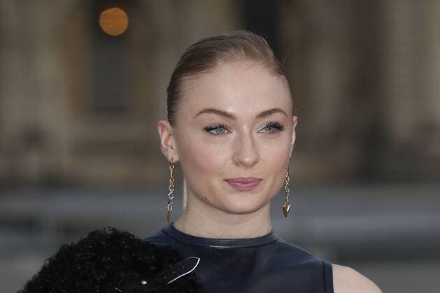 Paris Fashion Week - Gäste der Louis Vuitton Show Sophie Turner CELEBRITIES : Ankunft zur Louis Vuitton Modenschau - Pret a Porter Automne Hiver - 07 03 2017 GwendolineLeGoff Panoramic 