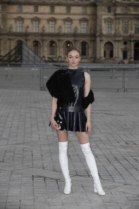 Paris Fashion Week - Gäste der Louis Vuitton Show Sophie Turner CELEBRITIES : Ankunft zur Louis Vuitton Modenschau - Pret a Porter Automne Hiver - 07 03 2017 GwendolineLeGoff Panoramic 