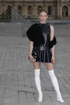 Paris Fashion Week - Gäste der Louis Vuitton Show Sophie Turner CELEBRITIES : Ankunft zur Louis Vuitton Modenschau - Pret a Porter Automne Hiver - 07 03 2017 GwendolineLeGoff Panoramic 