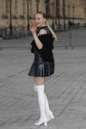 Paris Fashion Week - Gäste der Louis Vuitton Show Sophie Turner CELEBRITIES : Ankunft zur Louis Vuitton Modenschau - Pret a Porter Automne Hiver - 07 03 2017 GwendolineLeGoff Panoramic 
