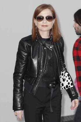 Paris Fashion Week - Gäste der Louis Vuitton Show Isabelle Huppert CELEBRITIES : Ankunft zur Louis Vuitton Modenschau - Pret a Porter Automne Hiver - 07 03 2017 GwendolineLeGoff Panoramic 