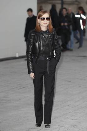 Paris Fashion Week - Gäste der Louis Vuitton Show Isabelle Huppert CELEBRITIES : Ankunft zur Louis Vuitton Modenschau - Pret a Porter Automne Hiver - 07 03 2017 GwendolineLeGoff Panoramic 