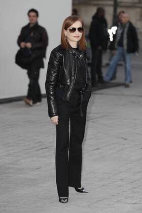 Paris Fashion Week - Gäste der Louis Vuitton Show Isabelle Huppert CELEBRITIES : Ankunft zur Louis Vuitton Modenschau - Pret a Porter Automne Hiver - 07 03 2017 GwendolineLeGoff Panoramic 