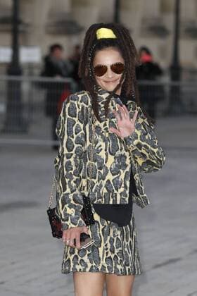 Paris Fashion Week - Gäste der Louis Vuitton Show Sasha Lane CELEBRITIES : Ankunft zur Louis Vuitton Modenschau - Pret a Porter Automne Hiver - 07 03 2017 GwendolineLeGoff Panoramic 