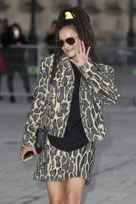 Paris Fashion Week - Gäste der Louis Vuitton Show Sasha Lane CELEBRITIES : Ankunft zur Louis Vuitton Modenschau - Pret a Porter Automne Hiver - 07 03 2017 GwendolineLeGoff Panoramic 