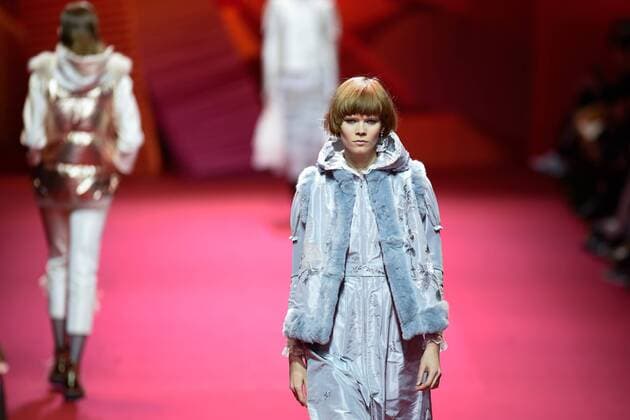 (170307) -- PARIS, March 7, 2017 -- A model presents a creation of Shiatzy Chen during the Women s Ready-to-Wear Fall Winter 2017 2018 fashion week in Paris, France, on March 7, 2017. ) FRANCE-PARIS-FASHION WEEK-SHIATZY CHEN ChenxYichen 