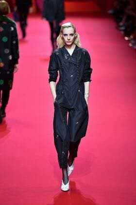 (170307) -- PARIS, March 7, 2017 -- A model presents a creation of Shiatzy Chen during the Women s Ready-to-Wear Fall Winter 2017 2018 fashion week in Paris, France, on March 7, 2017. ) FRANCE-PARIS-FASHION WEEK-SHIATZY CHEN ChenxYichen 