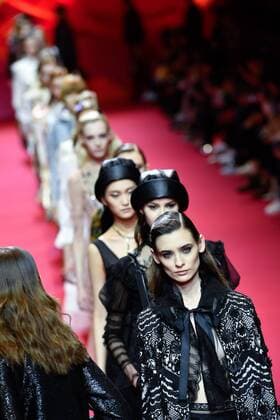 (170307) -- PARIS, March 7, 2017 -- Models present creations of Shiatzy Chen during the Women s Ready-to-Wear Fall Winter 2017 2018 fashion week in Paris, France, on March 7, 2017. ) FRANCE-PARIS-FASHION WEEK-SHIATZY CHEN ChenxYichen 