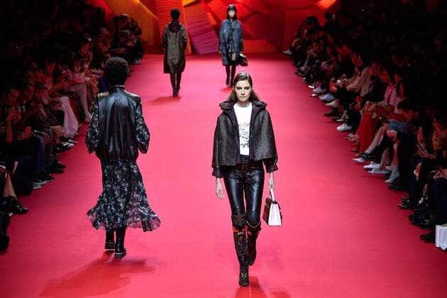 (170307) -- PARIS, March 7, 2017 -- Models present creations of Shiatzy Chen during the Women s Ready-to-Wear Fall Winter 2017 2018 fashion week in Paris, France, on March 7, 2017. ) FRANCE-PARIS-FASHION WEEK-SHIATZY CHEN ChenxYichen 