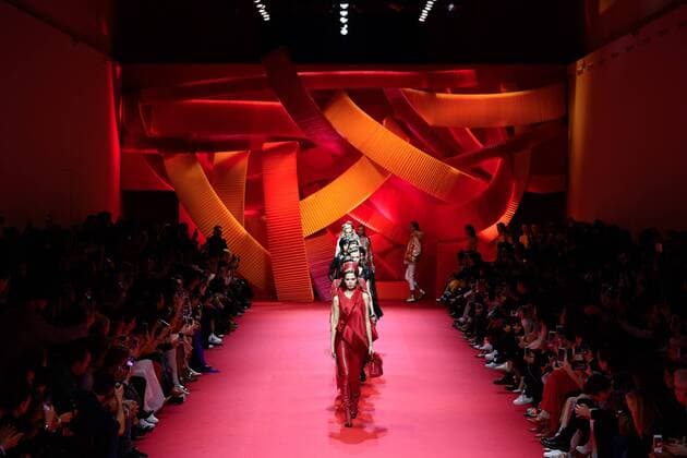 Entertainment Bilder der Woche Themen der Woche (170307) -- PARIS, March 7, 2017 -- Models present creations of Shiatzy Chen during the Women s Ready-to-Wear Fall Winter 2017 2018 fashion week in Paris, France, on March 7, 2017. ) FRANCE-PARIS-FASHION WEEK-SHIATZY CHEN ChenxYichen 