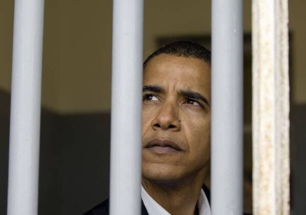 IMAGO History, Ende der Apartheid in Südafrika: 1990-1994 Aug. 20, 2006 - U.S. - Sen. Barack Obama (D-Ill.) peers out of what was Nelson Mandela s prison cell on Robben Island off the coast of Cape Town, South Africa, Sunday, August 20, 2006. ( Chicago Tribune MCT) - ZUMAm67_ 20060820_baf_m67_053 Copyright: xPetexSouzax