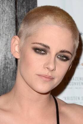 Kristen Stewart mit blonder Kurzhaarfrisur bei Filmpremiere Personal Shopper in LA LOS ANGELES - MAR 7: Kristen Stewart at the Personal Shopper Premiere at the Carondelet House on March 7, 2017 in Los Angeles, CA  Copyright: xHPAx xIPAx xHutchinsxPhotox